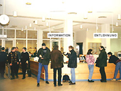 Foyer, Blick Richtung Informationsschalter und Entlehntheke